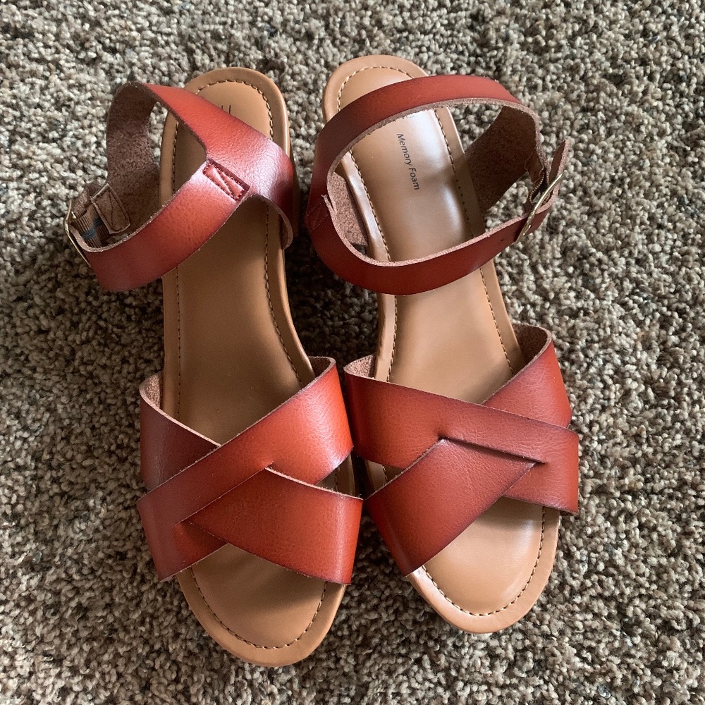 Time and Tru Size 8 Faux Wooden 2.5” Heel Sandals with Criss Cross Front